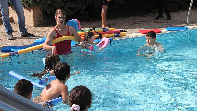 Schwimmkurs für Flüchtlingskinder im Kulmbacher Freibad Foto: Dagmar Besand
