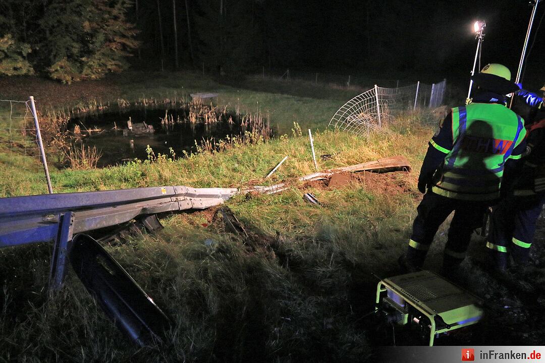 Schwerer Unfall A70: Auto landet bei Stadelhofen im Weiher