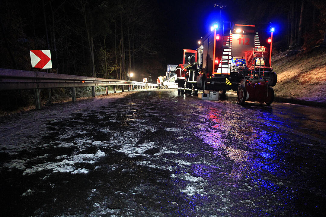Tödlicher Glätteunfall in Unterfranken – Lkw und Kastenwagen krachen frontal ineinander