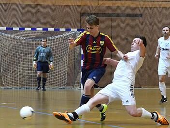 Gutes Timing: Schondras Michael Müller klärt vor dem Thulbaer Felix Lutz. Foto: Hopf
