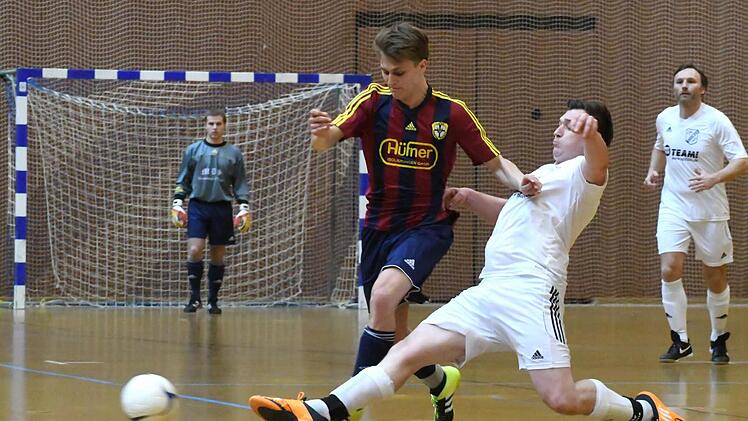 Gutes Timing: Schondras Michael Müller klärt vor dem Thulbaer Felix Lutz. Foto: Hopf