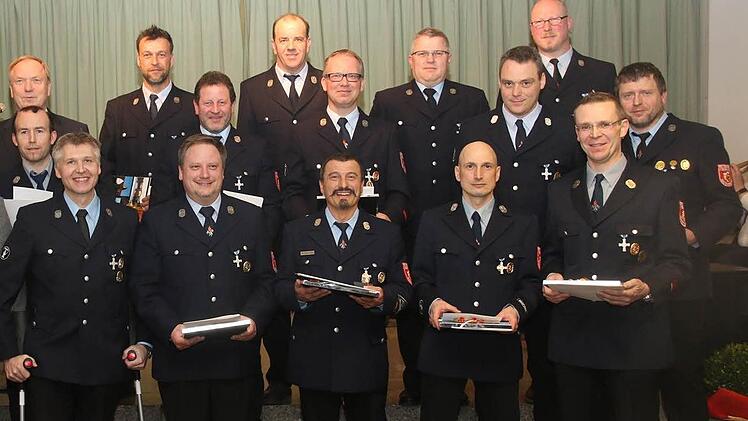 17 Feuerwehrkameraden aus dem Itzgrund wurden für 25 Jahre aktiven Dienst in der Feuerwehr mit dem staatlichen Ehrenzeichen ausgezeichnet. Foto: Michael Stelzner