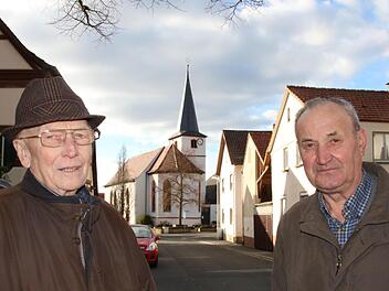 Gottfried Borst und Walter Erhard in der Ortsmitte von Arnshausen. Foto: Ralf Ruppert
