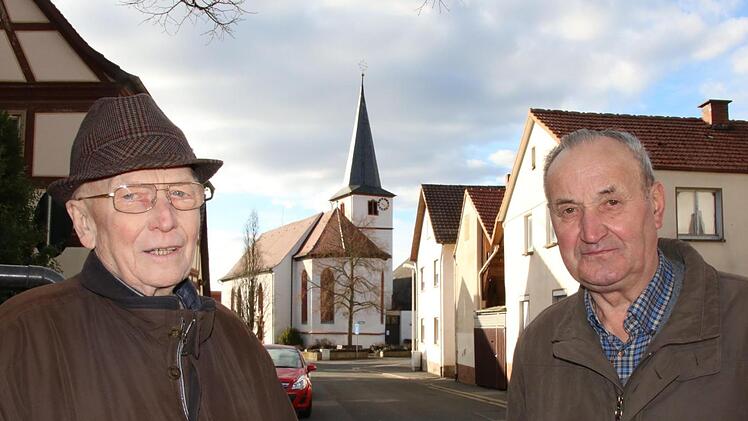 Gottfried Borst und Walter Erhard in der Ortsmitte von Arnshausen. Foto: Ralf Ruppert