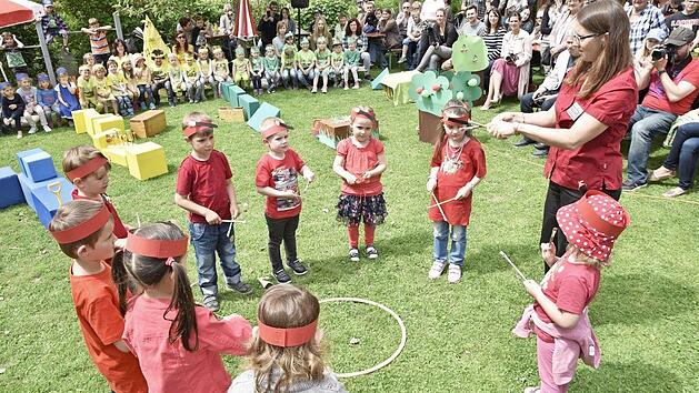 Rot gekleidet waren die Maler und K&uuml;nstler. Sie zeigten, wie alle anderen Gruppen, ihre F&auml;higkeiten und Fertigkeiten.