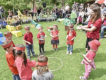 Rot gekleidet waren die Maler und K&uuml;nstler. Sie zeigten, wie alle anderen Gruppen, ihre F&auml;higkeiten und Fertigkeiten.