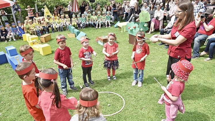 Rot gekleidet waren die Maler und K&uuml;nstler. Sie zeigten, wie alle anderen Gruppen, ihre F&auml;higkeiten und Fertigkeiten.