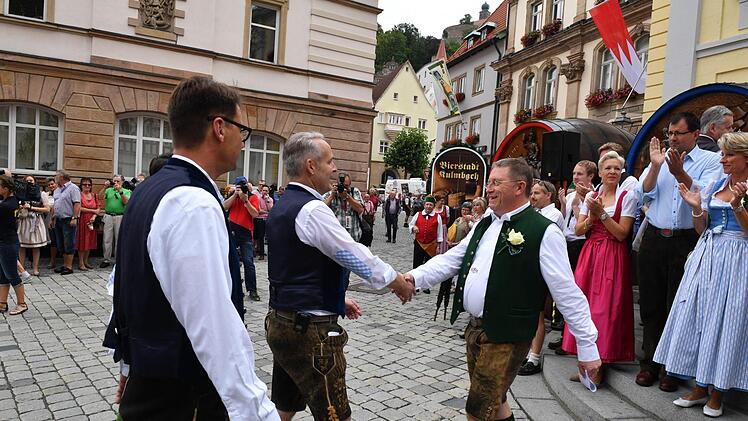 OB Henry Schramm (rechts) begrüßte Brauerei-Vorstand Markus Stodden.