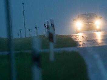 Der Ausflug eines Teenagers mit dem geliehenen Wagen seiner Mutter ging geh&ouml;rig schief. Die Fahrt endete im Stra&szlig;engraben bei Boxbrunn. Symbolbild: dpa