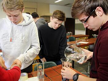 Die Raketen werden vorbereitet und mit Treibstoff gefüllt.R. Sänger