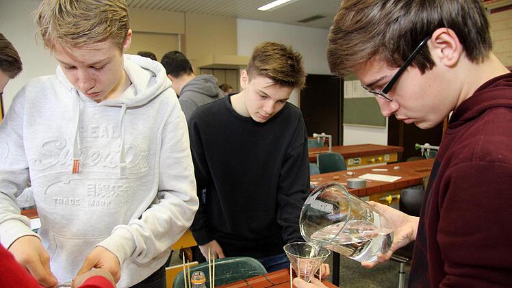 Die Raketen werden vorbereitet und mit Treibstoff gefüllt.R. Sänger