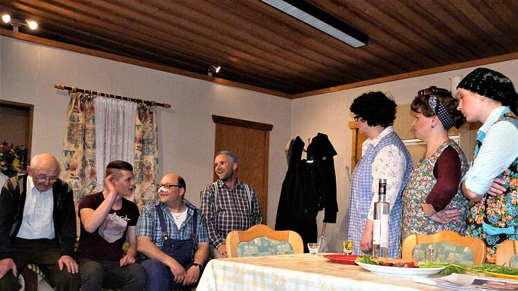 Die Männerriege sitzt der Frauenriege gegenüber.  Foto: Werner Reißaus