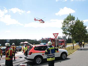 Bei einem Unfall auf der B470 bei Wimmelbach im Kreis Forchheim starb am Freitagnachmittag eine Autofahrerin. Eine weitere Frau und deren zwei kleinen Töchter wurden schwer verletzt. Foto: Josef Hofbauer