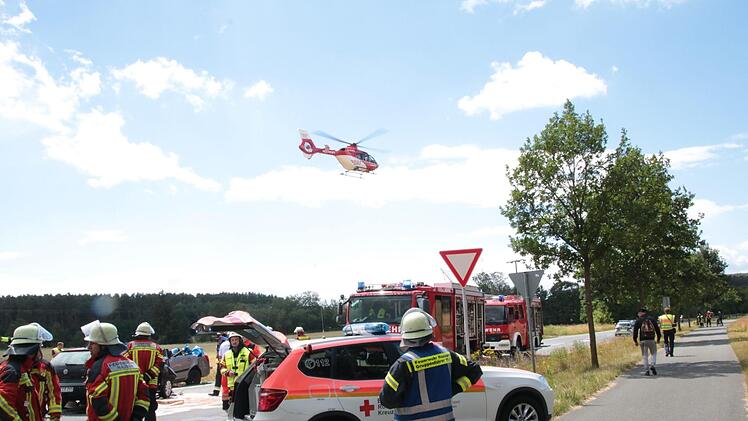 Bei einem Unfall auf der B470 bei Wimmelbach im Kreis Forchheim starb am Freitagnachmittag eine Autofahrerin. Eine weitere Frau und deren zwei kleinen Töchter wurden schwer verletzt. Foto: Josef Hofbauer