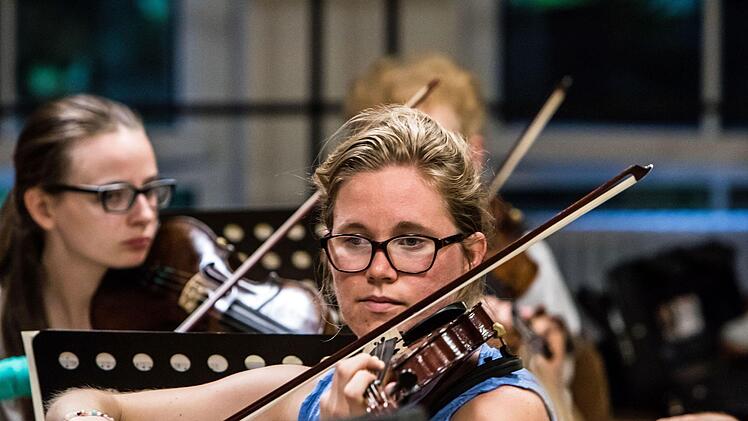 Probenendspurt für das Open-Air-Konzert am Sonntag im Freibad Neustadt: Hans Stähli dirigiert das Orchester der Musikfreunde Neustadt.Foto: Jochen Berger