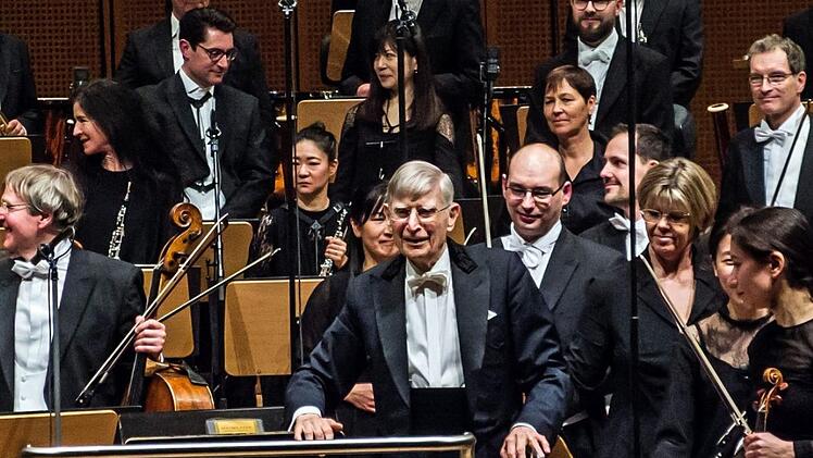 Umjubelter Ehrendirigent: Herbert BlomstedtFoto: Jochen Berger