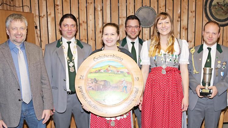 Die neue Schützenkönigin Laura Dirauf (Dritte von links) hält strahlend die Ehrenscheibe in Händen. Mit im Foto (von links): Bürgermeister Ralf Nowak, Erster Ritter Tino Arnold, Pokalsieger Michael Denninger und Zweiter Ritter Eva Vorndran sowie der Pistolensieger Stefan Koch