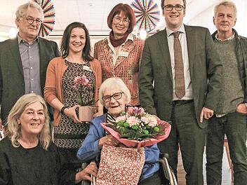 Von hinten links: Sohn Matthias Blasi, stellvertretende Einrichtungsleitung der Diakonie am Ohmplatz Doreen Lösel, Seelsorgerin Dorothee Tröger, Oberbürgermeister Florian Janik, Sohn Ulrich Blasi und vorne Tochter Irene Lillemo mit der 100-jährigen Irene Blasi. Foto: Diakonie Erlangen
