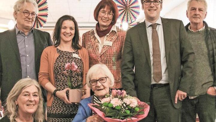 Von hinten links: Sohn Matthias Blasi, stellvertretende Einrichtungsleitung der Diakonie am Ohmplatz Doreen Lösel, Seelsorgerin Dorothee Tröger, Oberbürgermeister Florian Janik, Sohn Ulrich Blasi und vorne Tochter Irene Lillemo mit der 100-jährigen Irene Blasi. Foto: Diakonie Erlangen