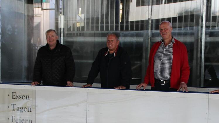 Freuen sich über die neue Panzerglas-Bande: HEC-Aufsichtsrat Axel Rogner, Betriebsleiter Hans-Peter Philipp und Bürgermeister Gerald Brehm. Fotos: Karina Brock