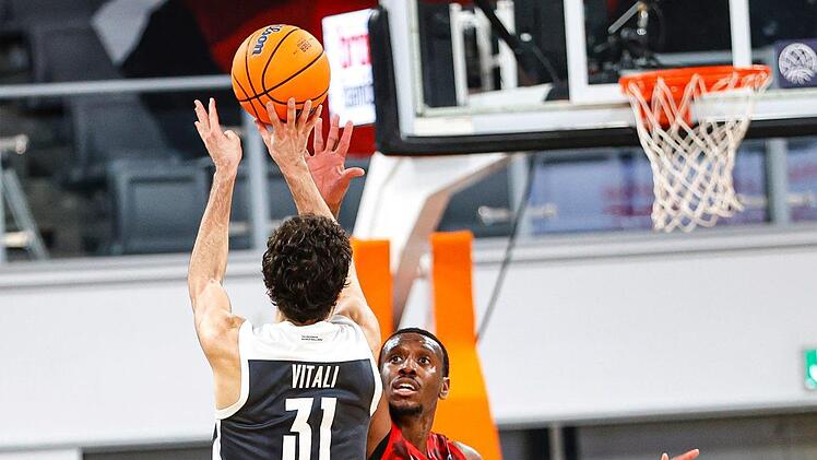 Das hätte zehn Sekunden vor Schluss der Game-Winner sein können, doch Michele Vitali vergibt den Dreier beim Stand von 83:82 gegen Raymar Morgan. Foto: Daniel Löb
