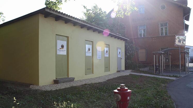 Das alte Gebäude neben dem ehemaligen Bahnhof wurde zusammen mit den Projektpartnern renoviert.