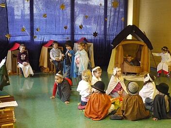 Die Vorschulkinder des St.-Josef-Kinderhauses spielen für ihre Kollegen ein Krippenspiel. Foto: Pauline Lindner