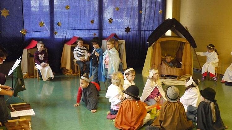Die Vorschulkinder des St.-Josef-Kinderhauses spielen für ihre Kollegen ein Krippenspiel. Foto: Pauline Lindner