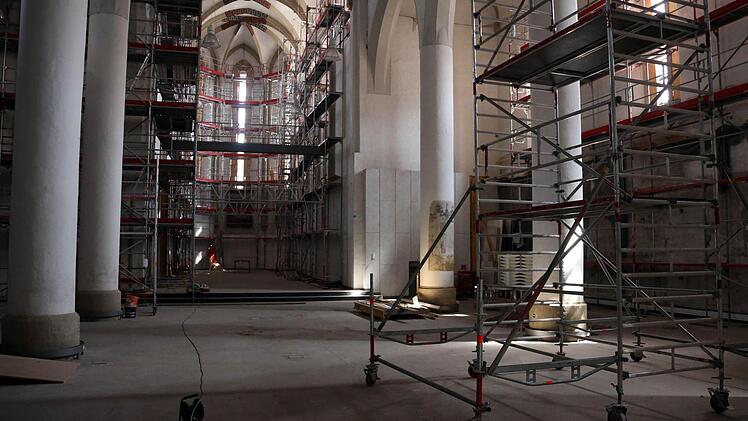 Blick ins Innere der Aula, die noch bis 2015 Baustelle bleibt.
