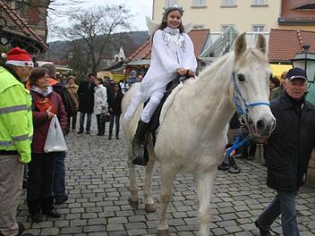 Christkind Savina ist schon in der zweiten Saison das Blaicher Christkind, aber die Aufregung bleibt. Tagelang hat Savina Förster geübt, ihren Text schön vorzutragen. Fotos: Sonja Adam