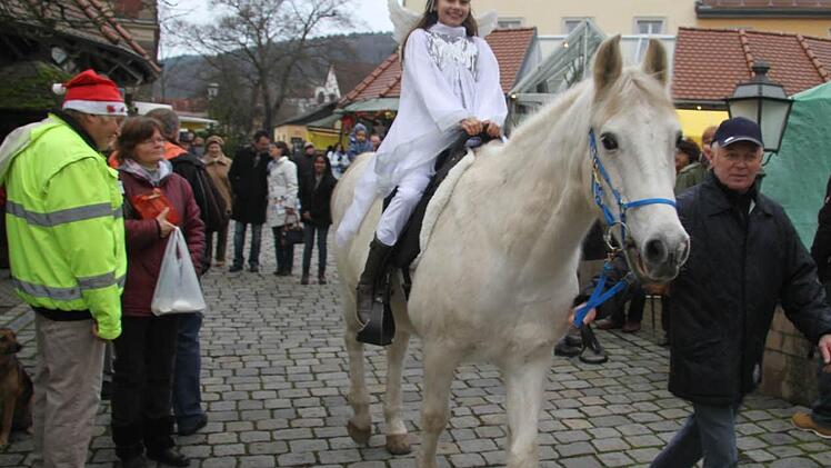 Christkind Savina ist schon in der zweiten Saison das Blaicher Christkind, aber die Aufregung bleibt. Tagelang hat Savina Förster geübt, ihren Text schön vorzutragen. Fotos: Sonja Adam