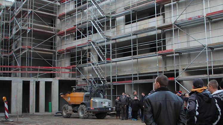 Der Richtbaum hing am Kran.