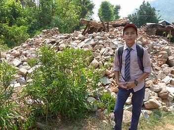 Rajdoot Silwal steht vor den Trümmern seines bisherigen Zuhauses. Der Junge ist eines von rund 130 Patenkindern der Kulmbacher Nepalhilfe.  Foto: Nepalhilfe