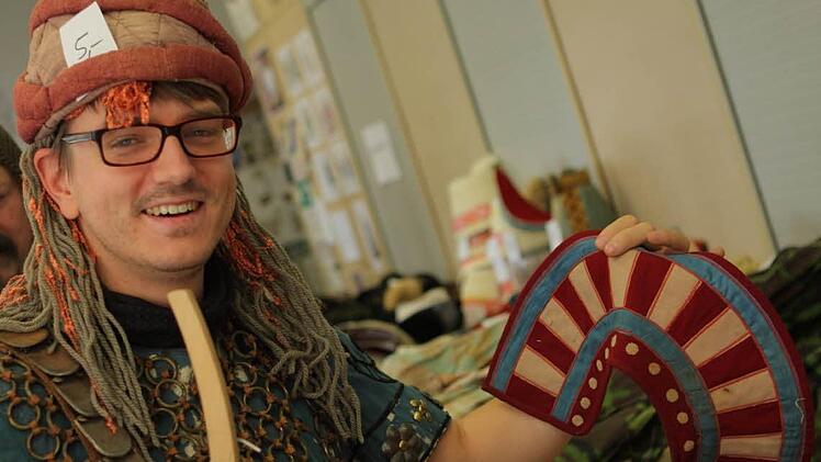 Constantin Hirsch suchte Accessoires für sein Mumien-Kostüm. Foto: Katja Nauer