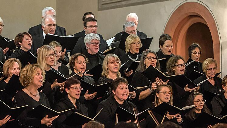 Impressionen vom Adventskonzert in Neustadt mit der Kantorei St. Georg.Foto: Jochen Berger