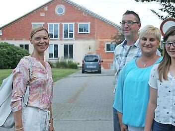 Das neue Team des Freizeit- und Tourismuszentrums. Im Bild von links: Grit Meusel und Dunja Wittmann (rechts Mitte). Mit im Bild: Tochter Laura und Ehemann Uwe.  Foto: Veronika Schadeck