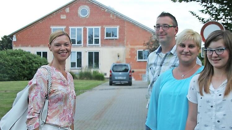 Das neue Team des Freizeit- und Tourismuszentrums. Im Bild von links: Grit Meusel und Dunja Wittmann (rechts Mitte). Mit im Bild: Tochter Laura und Ehemann Uwe.  Foto: Veronika Schadeck