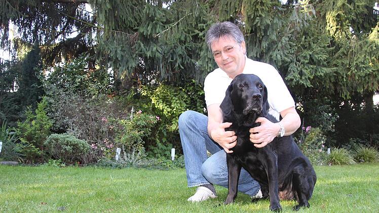 Tierisch gutes Team: Dr. Günther Pfann und seine Labrador-Lady Asta.  Foto: Diana Fuchs