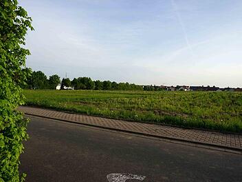 Östlich des Gewerbegebietes und der Kreisstraße wird das neue Wohnbaugebiet geplant.Richard Sänger