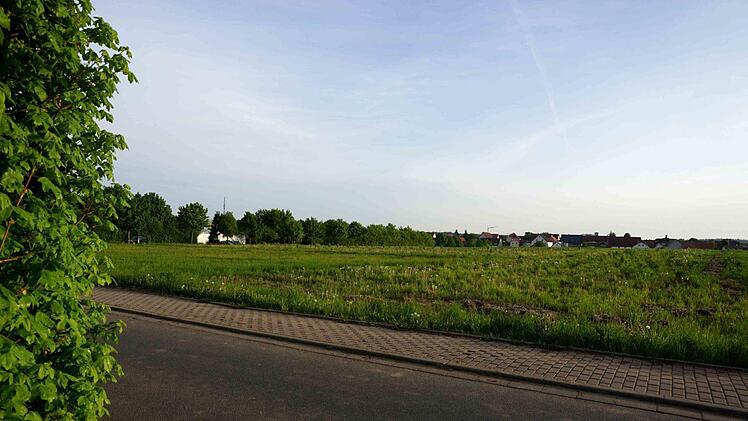 Östlich des Gewerbegebietes und der Kreisstraße wird das neue Wohnbaugebiet geplant.Richard Sänger
