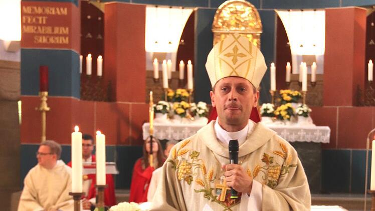 Der Weihbischof bei der Predigt