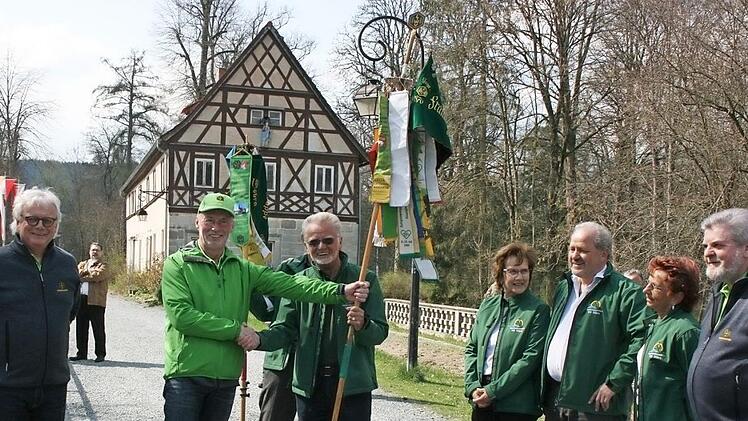 Für ein Jahr bleibt die Fahnenstange mit den Wimpeln der Ortsgruppen in Mitwitz.
