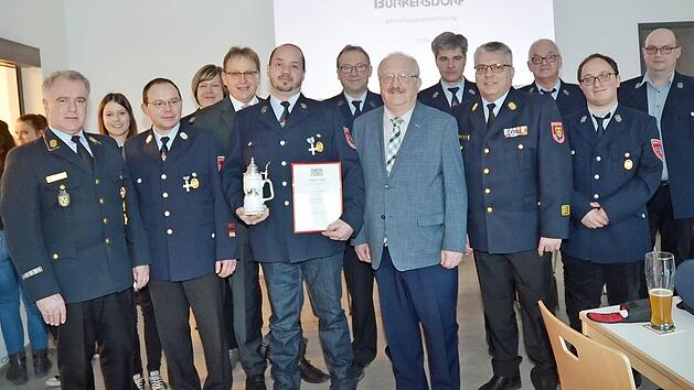 Bernd Bassing (mit Urkunde) wurde das staatliche Ehrenzeichen des Freistaates Bayern f&uuml;r 25-j&auml;hrigen aktiven Dienst bei der Feuerwehr verliehen. Mit im Bild KBR Joachim Ranzenberger (links), Kommandant Thomas Ultsch (3. v. l.) B&uuml;rgermeister Bernd Rebhan (5. von links), KBI Matthias Schuhb&auml;ck (4. von rechts), weiterer Landratsstellvertreter Bernd Steger (6. von rechts), Vorsitzender Hermann M&uuml;ller (7. v. r.) mit weiteren Vorstandmitgliedern. Foto: K.-H. Hofmann