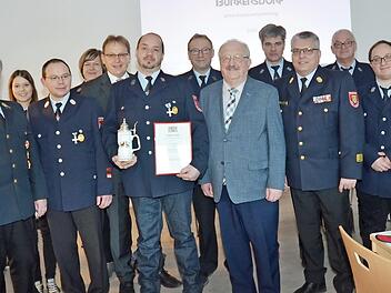 Bernd Bassing (mit Urkunde) wurde das staatliche Ehrenzeichen des Freistaates Bayern für 25-jährigen aktiven Dienst bei der Feuerwehr verliehen. Mit im Bild KBR Joachim Ranzenberger (links), Kommandant Thomas Ultsch (3. v. l.) Bürgermeister Bernd Rebhan (5. von links), KBI Matthias Schuhbäck (4. von rechts), weiterer Landratsstellvertreter Bernd Steger (6. von rechts), Vorsitzender Hermann Müller (7. v. r.) mit weiteren Vorstandmitgliedern. Foto: K.-H. Hofmann