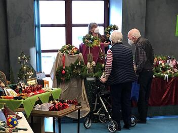 Einen Adventsbasar, an dem nur Bewohnerinnen und Bewohner des Bad Brückenauer Kurstifts teilnehmen konnten, veranstaltete der Bewohnerbeirat. Foto: Martina Behling