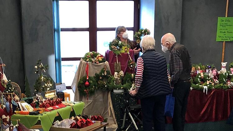 Einen Adventsbasar, an dem nur Bewohnerinnen und Bewohner des Bad Brückenauer Kurstifts teilnehmen konnten, veranstaltete der Bewohnerbeirat. Foto: Martina Behling