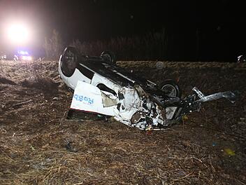 PKW &uuml;berschl&auml;gt sich mehrfach und prallt gegen Baum