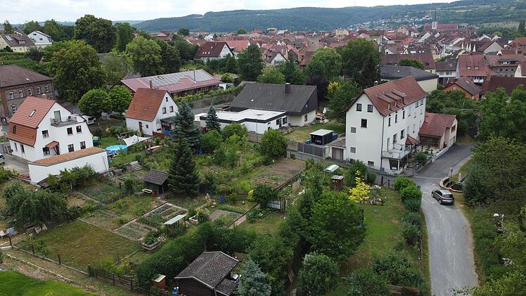 Für ein rund 330 Quadratmeter großes Grundstück mitten in den Kleingärten am Kohlbrunnen (Bildmitte) gibt es eine Bauvoranfrage. Der Stadtrat plädierte jedoch in der jüngsten Sitzung einstimmig dafür, die Kleingartensiedlung nahe der Innenstadt in...
