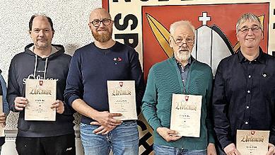 Reinhold Hofmann und Julian Fels nahmen die Ehrungen mit der Nadel des Präsidenten für langjähriges aktives Schießen vor: (von links) Dagmar Müller, Jörg Müller, Andreas Strak, Ernst Müller, Dieter Webel sowie 1. Schützenmeister Julian Fels.