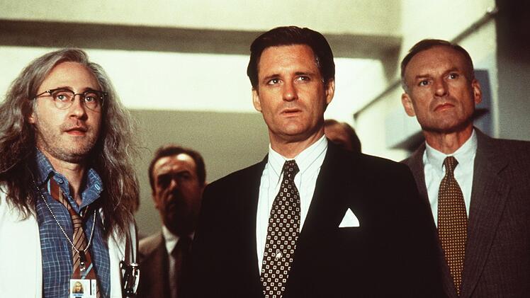 Der wissenschaftliche Leiter Brackish Okun (Brent Spiner, links) wird von einem Alien als Geisel genommen.